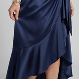 Amélie | Robe midi portefeuille à col halter et ourlet asymétrique