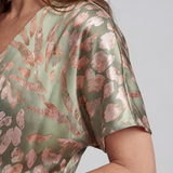 Élodie | Robe midi imprimé abstrait à col V et taille torsadée