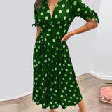 Caterina – Robe midi à pois col V effet sculptant