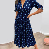 Caterina – Robe midi à pois col V effet sculptant