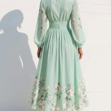 Maëlys – Robe midi plissée fleurie en chiffon col V